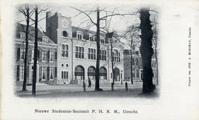 557 Gezicht op de noordzijde van het Janskerkhof te Utrecht met de studentensociëteit P.H.R.M. (Janskerkhof 14).